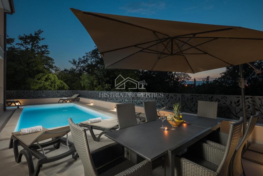 Dvojček hiše z bazenom, obdan z gozdom in naravo