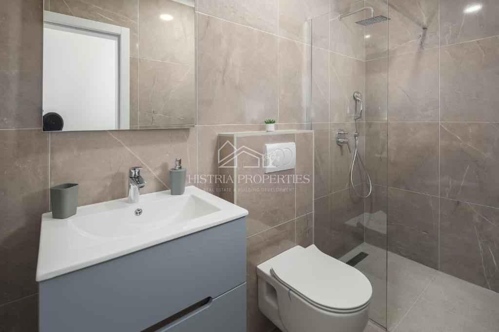 Dvojček hiše z bazenom, obdan z gozdom in naravo