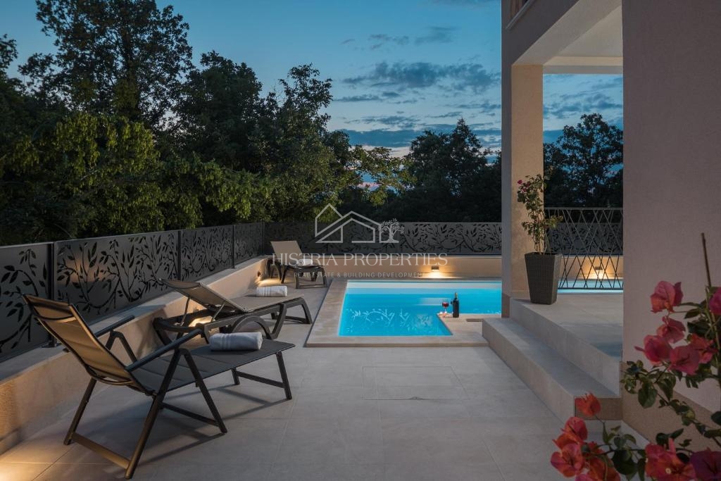 Dvojček hiše z bazenom, obdan z gozdom in naravo