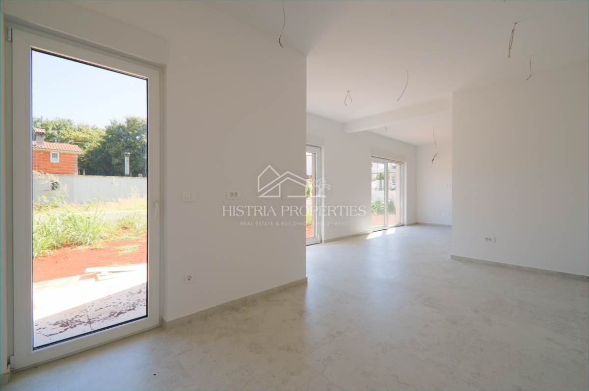 Prostorno stanovanje z vrtom v novi moderni stavbi