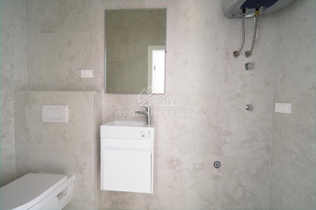 Prostorno stanovanje z vrtom v novi moderni stavbi