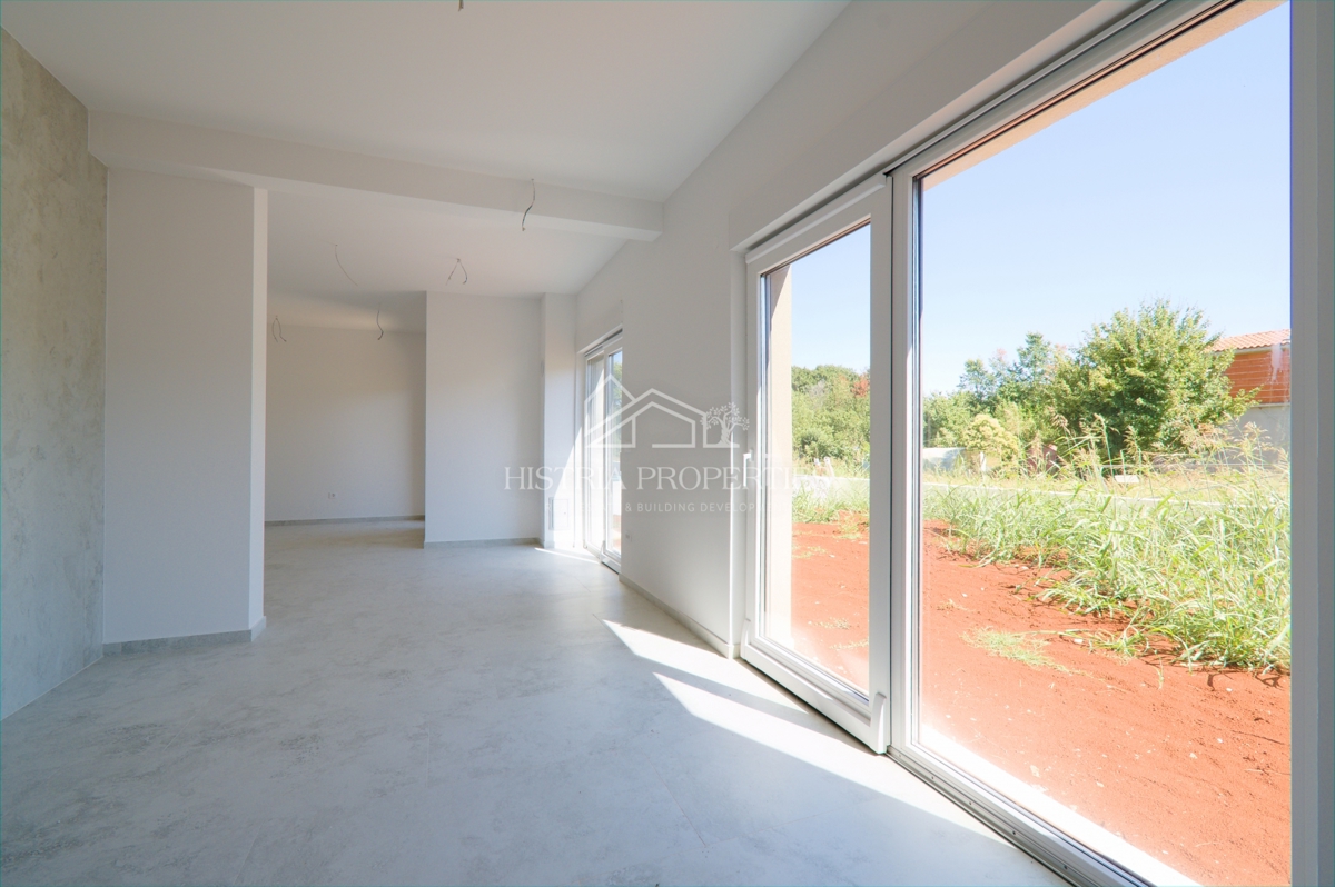 Prostorno stanovanje z vrtom v novi moderni stavbi