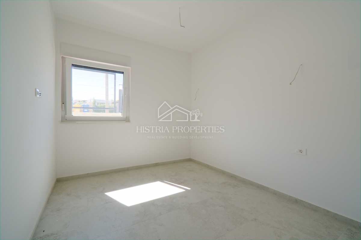 Prostorno stanovanje z vrtom v novi moderni stavbi