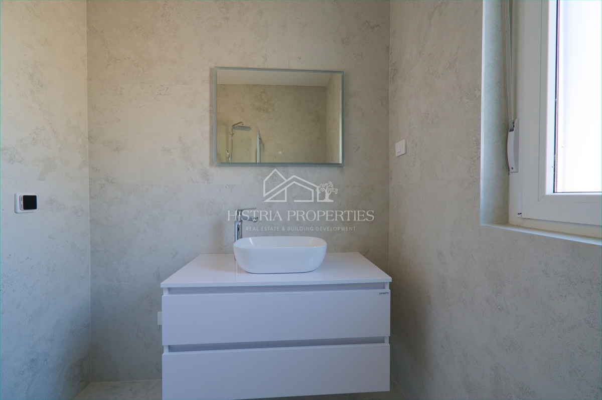 Prostorno stanovanje z vrtom v novi moderni stavbi