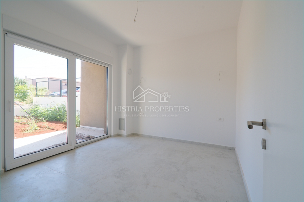 Prostorno stanovanje z vrtom v novi moderni stavbi