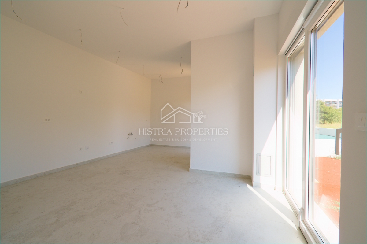 Prostorno stanovanje z vrtom v novi moderni stavbi