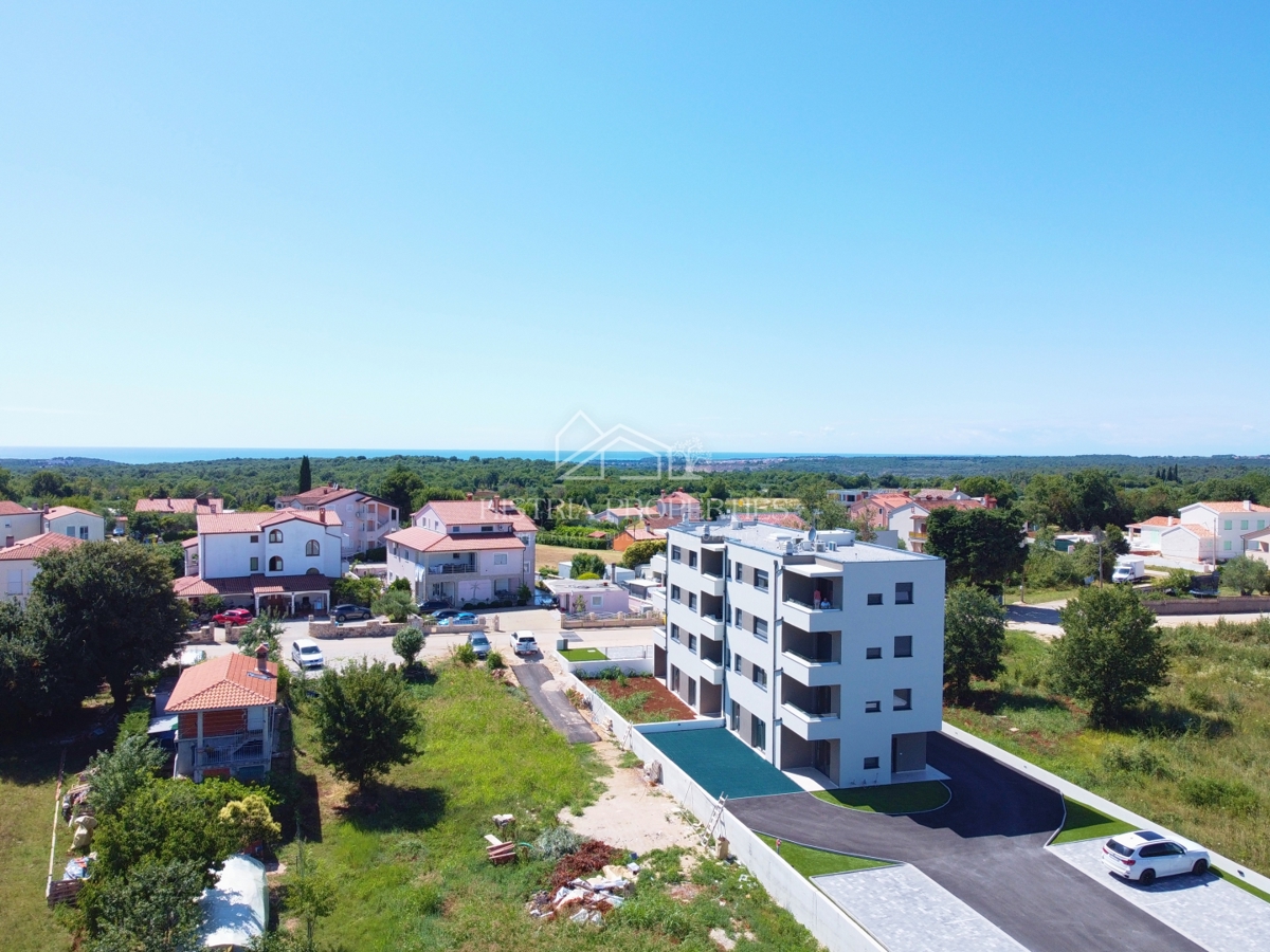 Prostorno stanovanje z vrtom v novi moderni stavbi