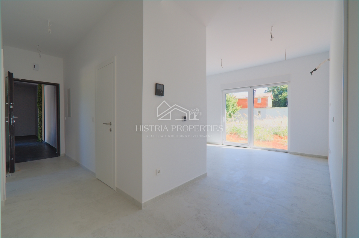 Prostorno stanovanje z vrtom v novi moderni stavbi