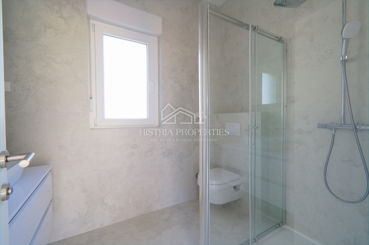 Prostorno stanovanje z vrtom v novi moderni stavbi