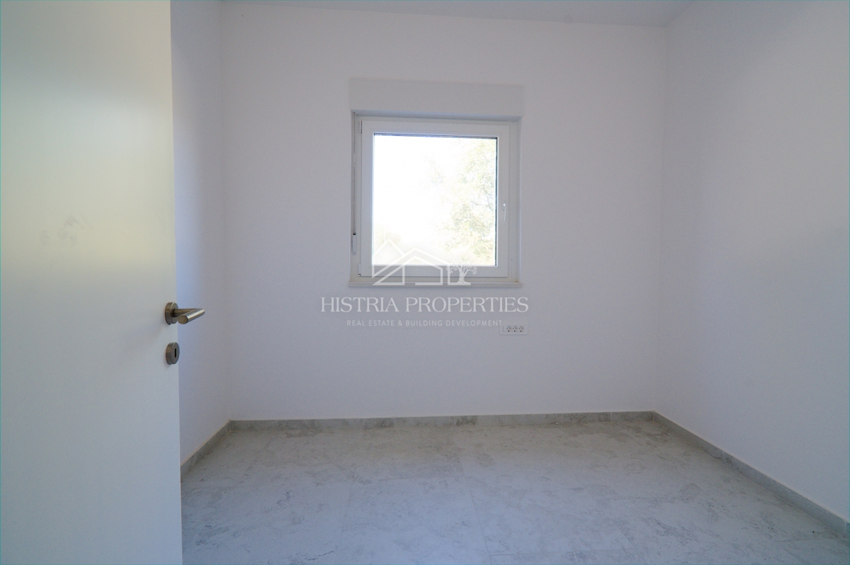 Prostorno stanovanje z vrtom v novi moderni stavbi