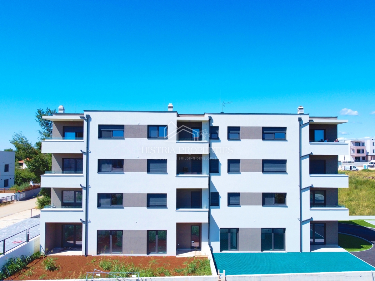 Prostorno stanovanje z vrtom v novi moderni stavbi