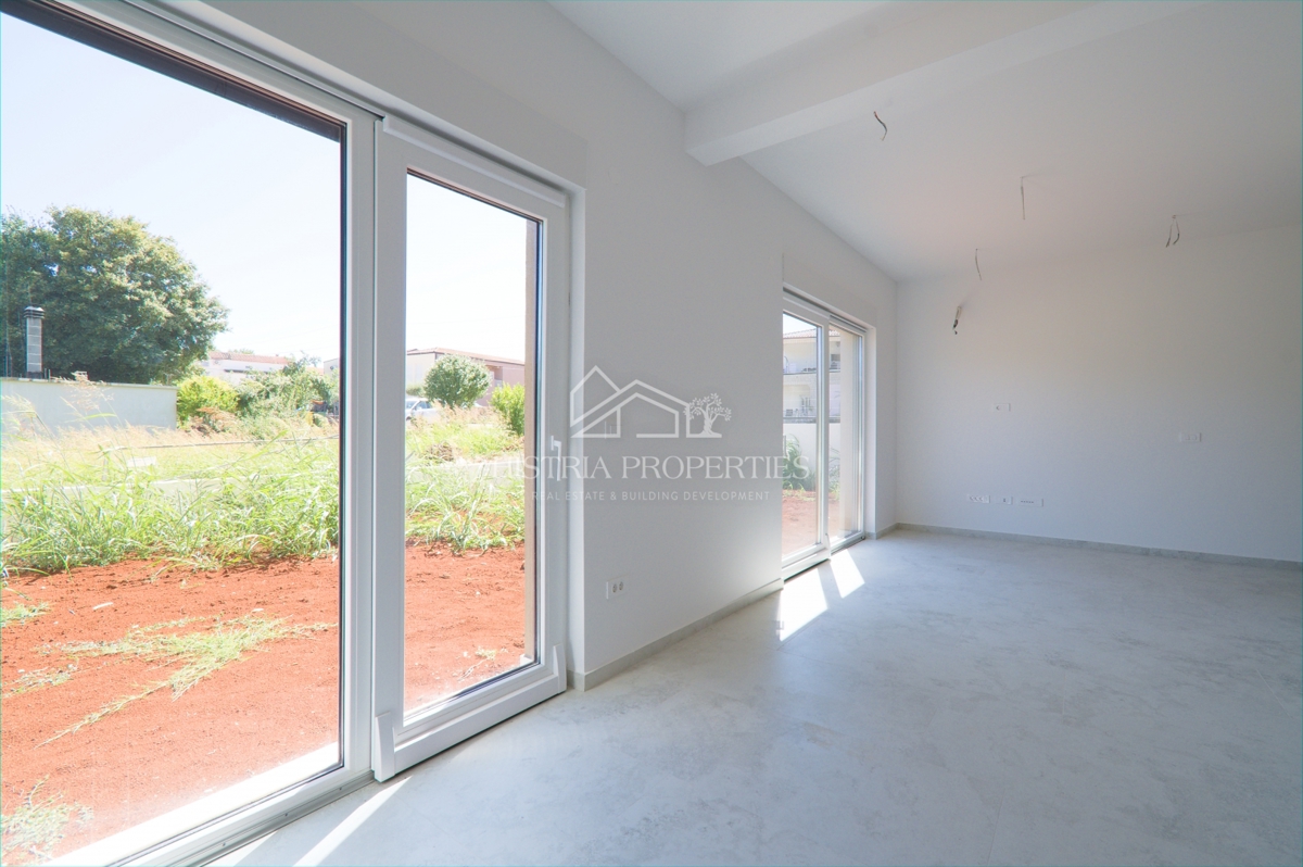 Prostorno stanovanje z vrtom v novi moderni stavbi