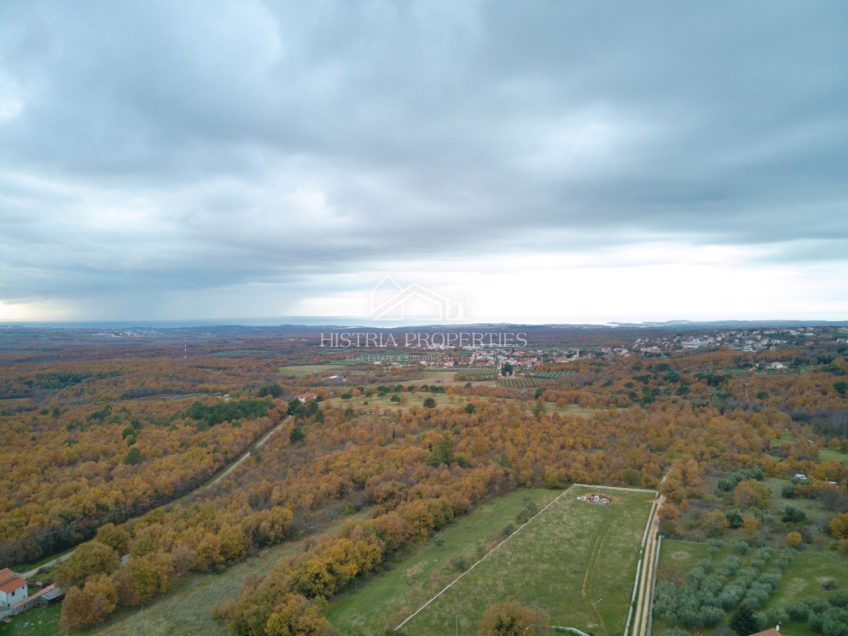 Pravilno oblikovano zemljišče s pogledom na morje v bližini Poreča