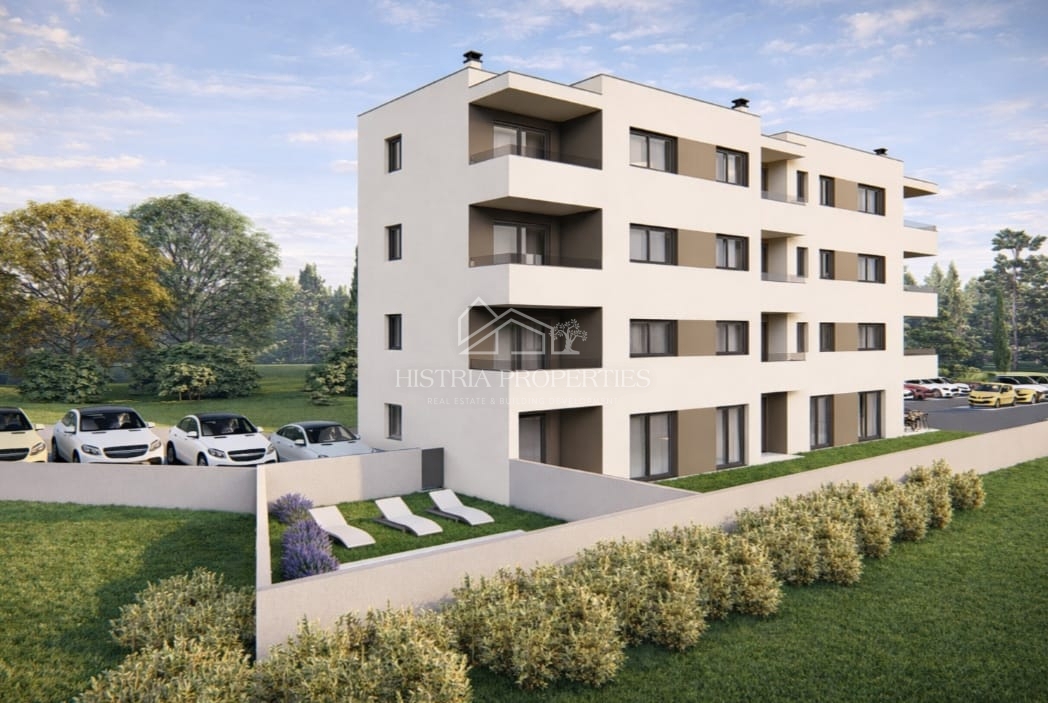 Apartma z bazenom in vrtom v pritličju novogradnje za prijeten oddih