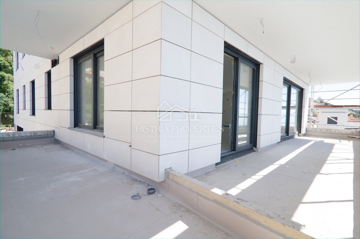 Fantastično stanovanje v 1. vrsti do morja v kakovostni novogradnji z neprecenljivim razgledom