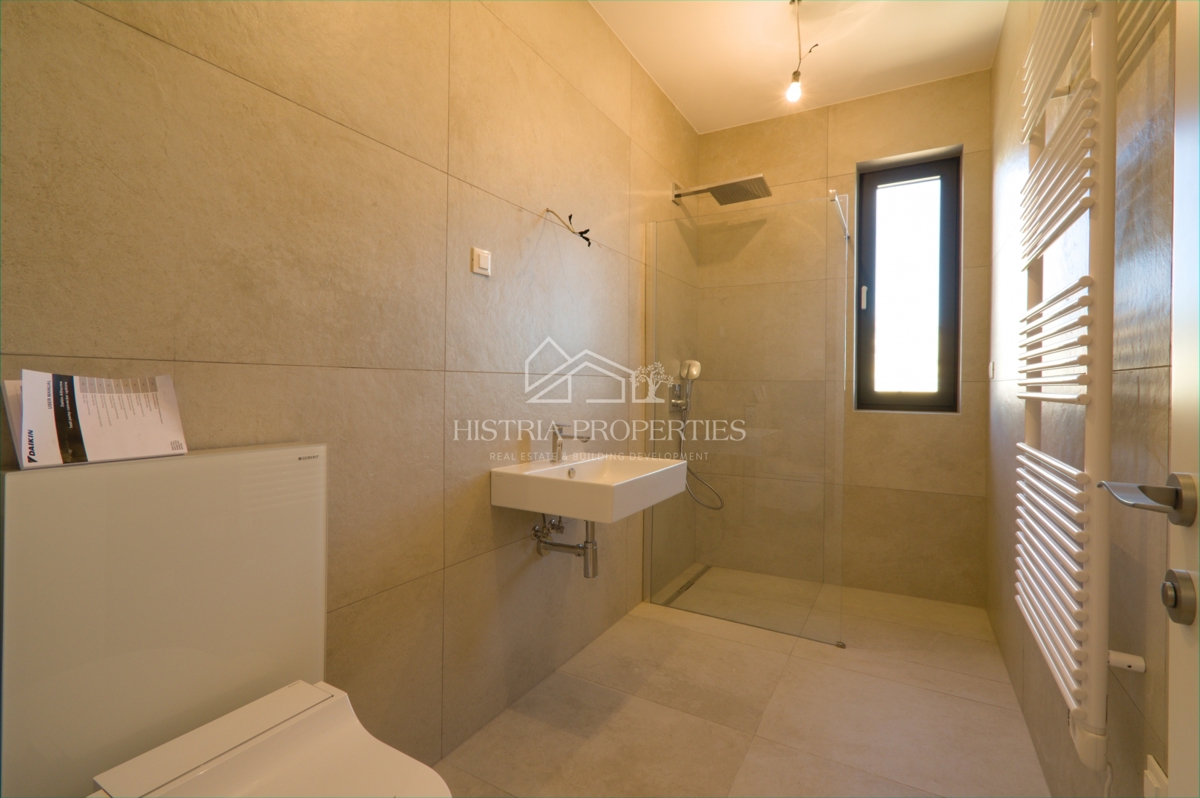 Fantastično stanovanje v 1. vrsti do morja v kakovostni novogradnji z neprecenljivim razgledom