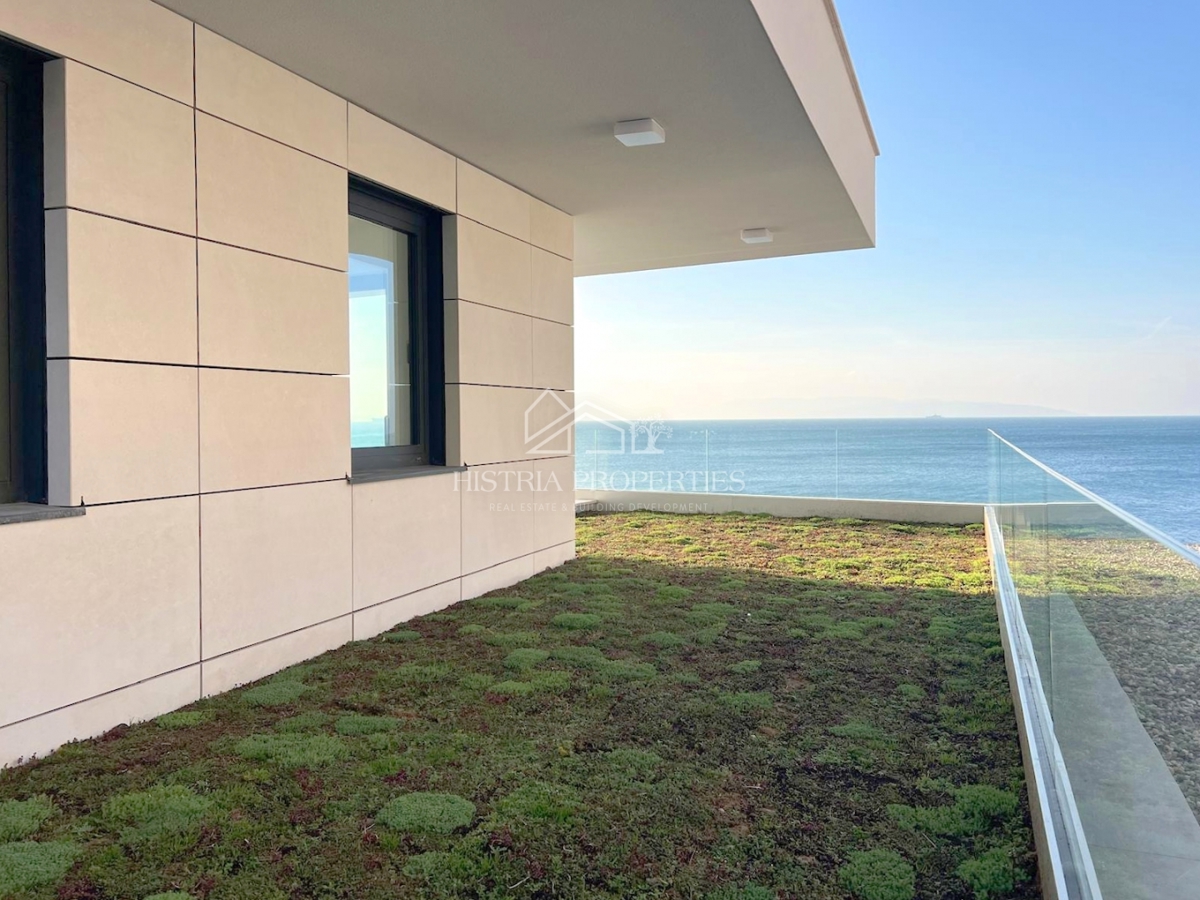 Fantastično stanovanje v 1. vrsti do morja v kakovostni novogradnji z neprecenljivim razgledom
