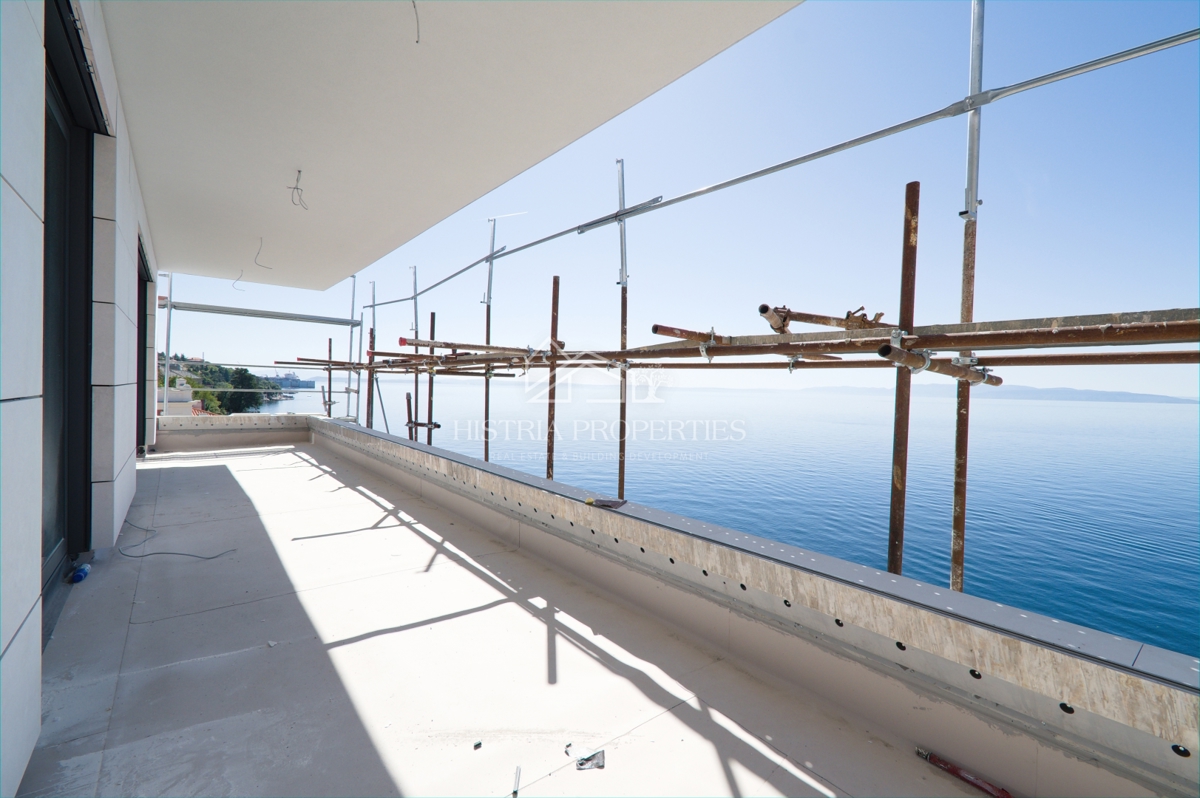 Fantastično stanovanje v 1. vrsti do morja v kakovostni novogradnji z neprecenljivim razgledom