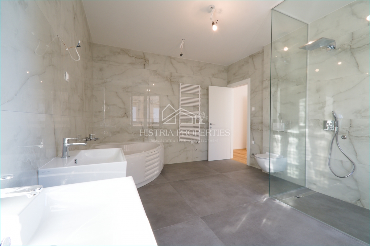 Fantastično stanovanje v 1. vrsti do morja v kakovostni novogradnji z neprecenljivim razgledom