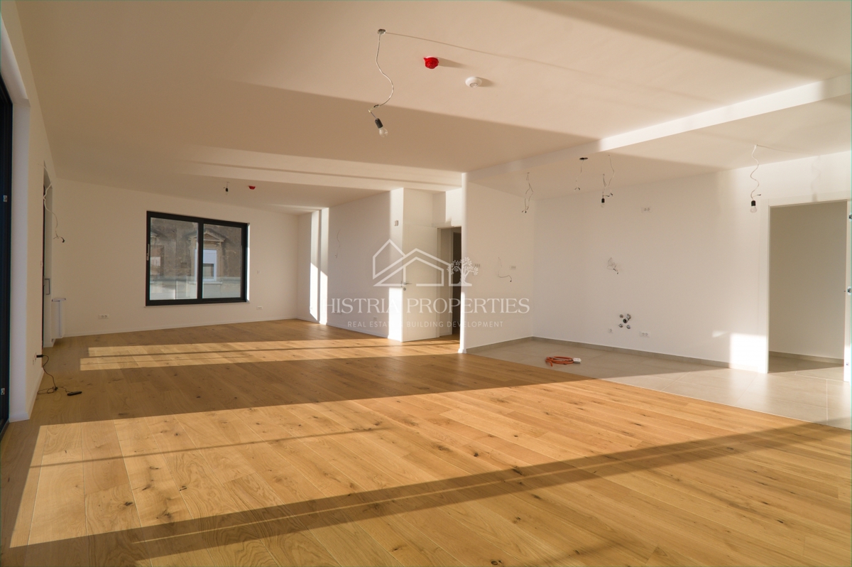 Fantastično stanovanje v 1. vrsti do morja v kakovostni novogradnji z neprecenljivim razgledom