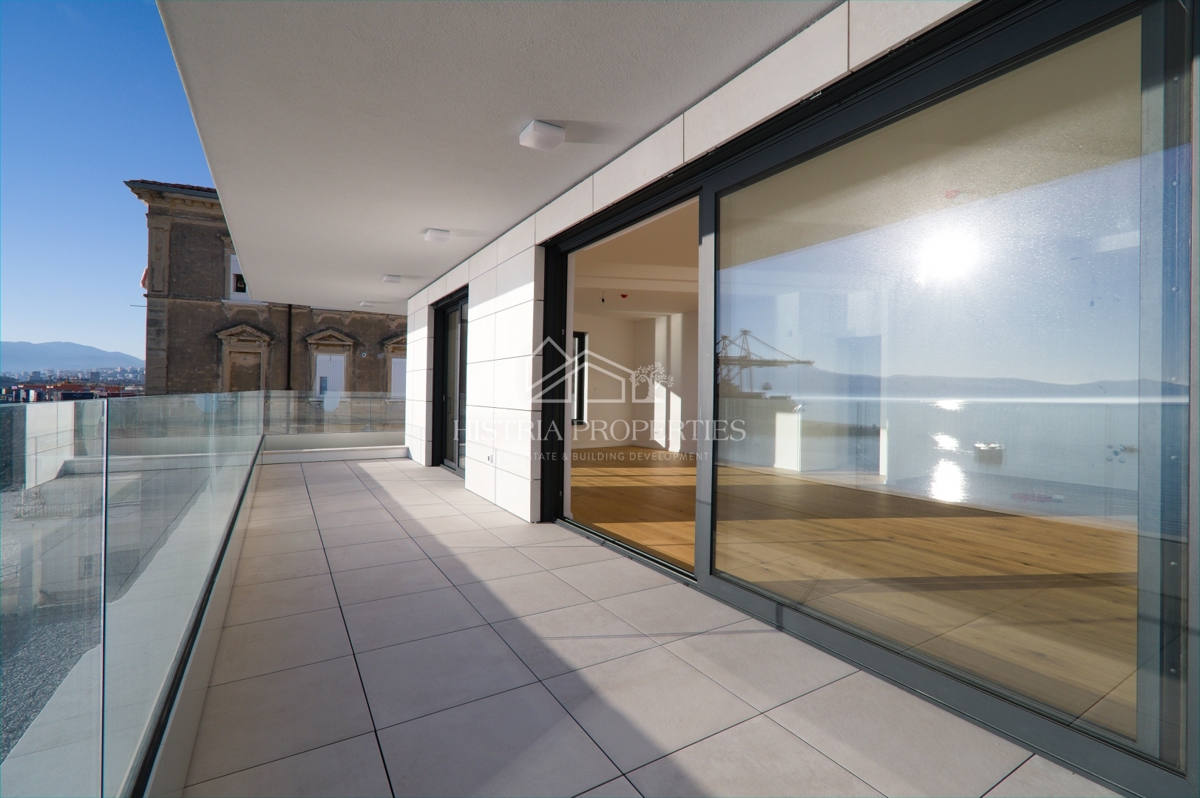 Fantastično stanovanje v 1. vrsti do morja v kakovostni novogradnji z neprecenljivim razgledom