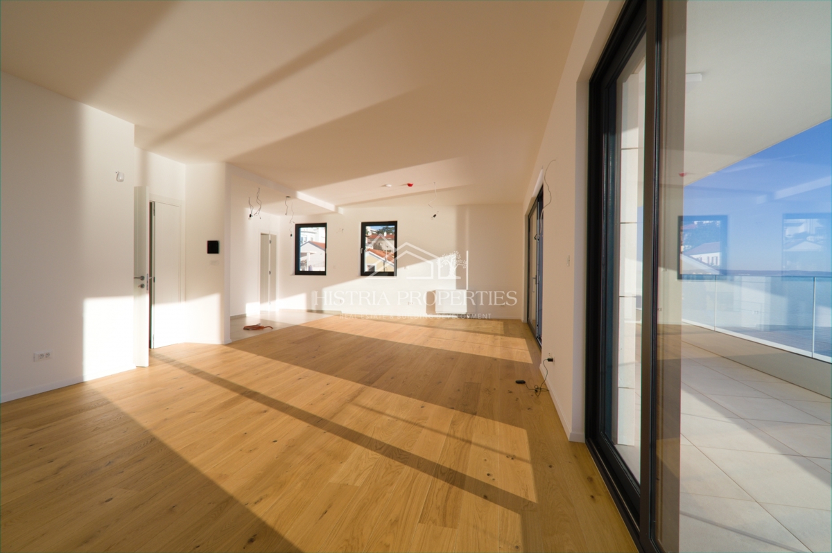 Fantastično stanovanje v 1. vrsti do morja v kakovostni novogradnji z neprecenljivim razgledom