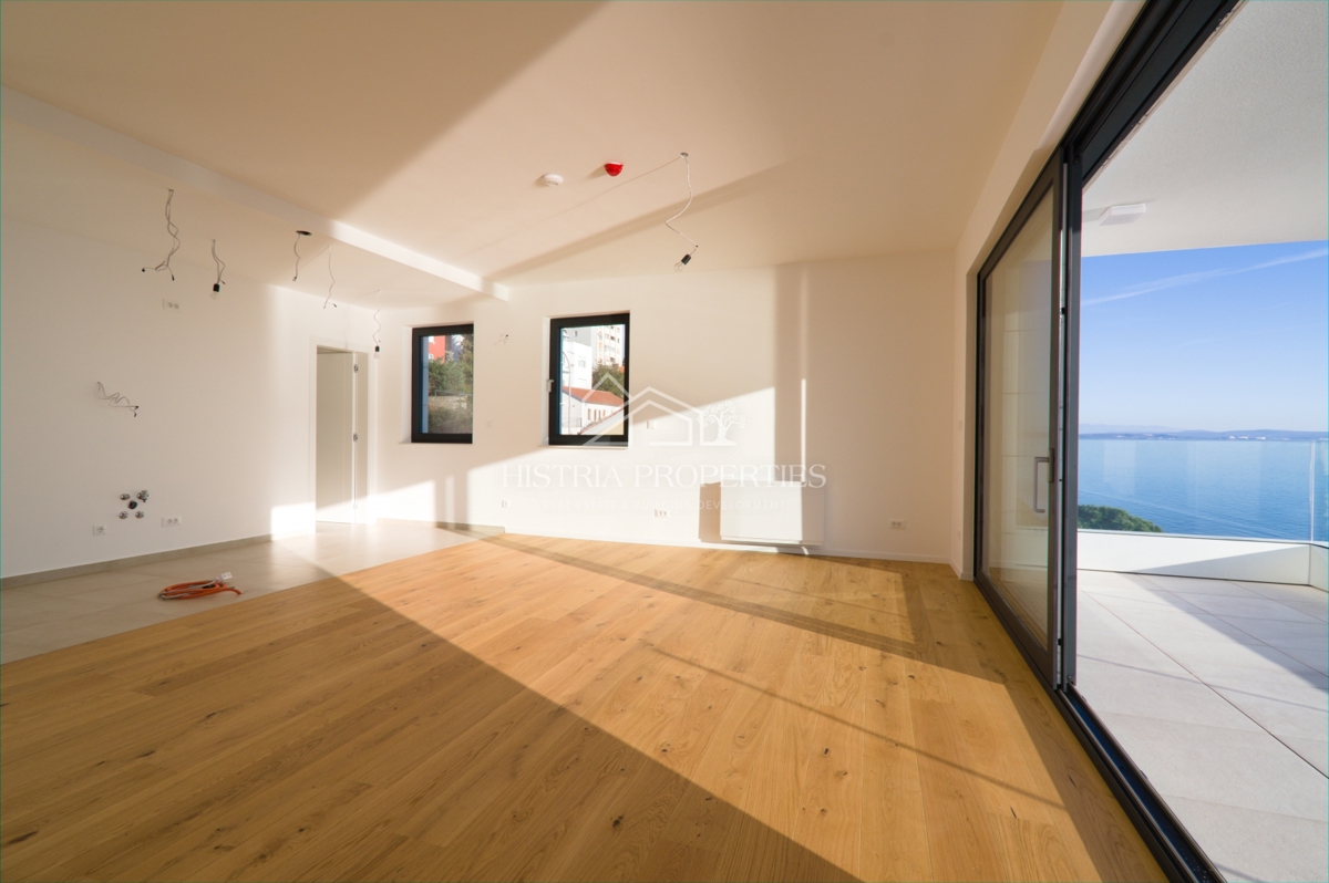 Fantastično stanovanje v 1. vrsti do morja v kakovostni novogradnji z neprecenljivim razgledom