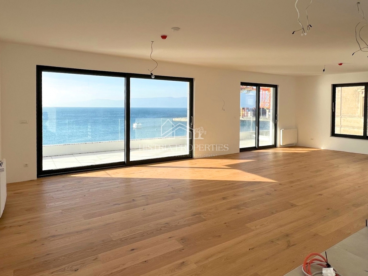 Fantastično stanovanje v 1. vrsti do morja v kakovostni novogradnji z neprecenljivim razgledom
