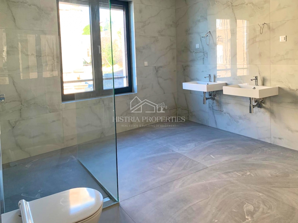 Fantastično stanovanje v 1. vrsti do morja v kakovostni novogradnji z neprecenljivim razgledom