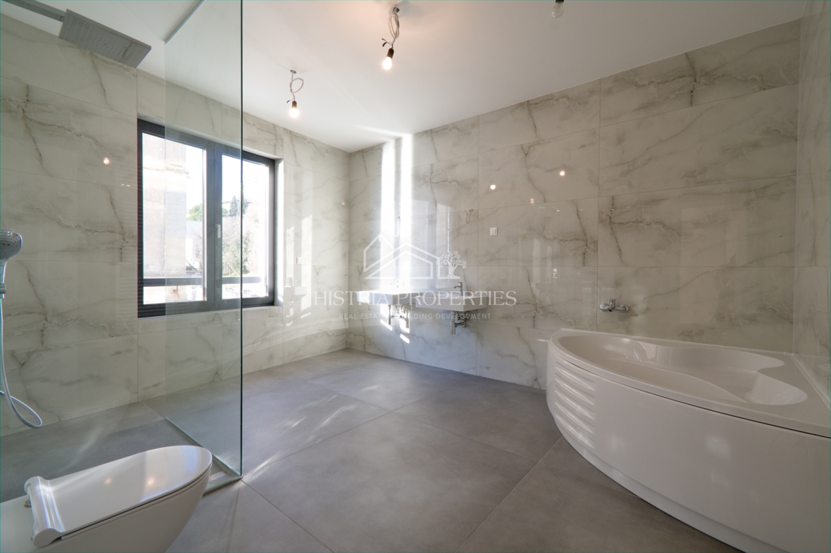 Fantastično stanovanje v 1. vrsti do morja v kakovostni novogradnji z neprecenljivim razgledom