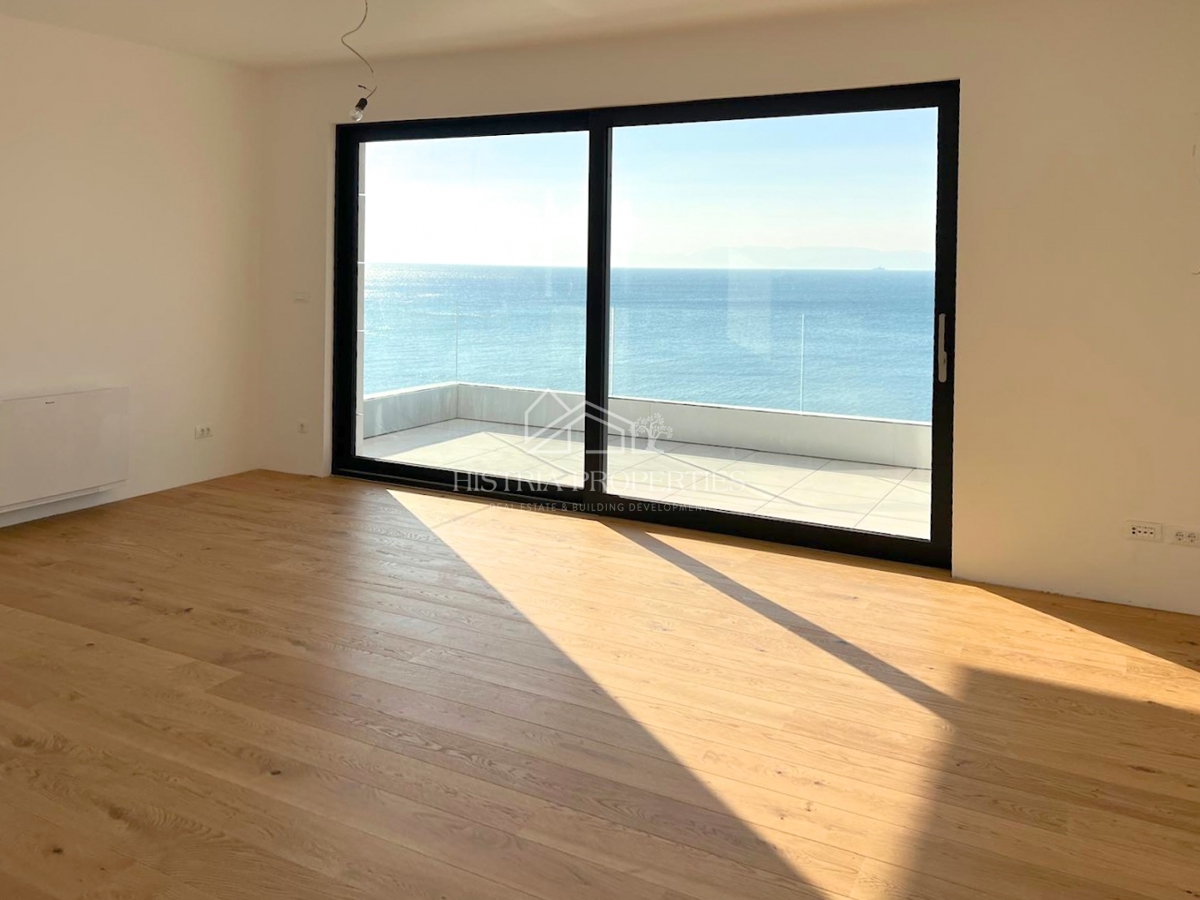 Fantastično stanovanje v 1. vrsti do morja v kakovostni novogradnji z neprecenljivim razgledom