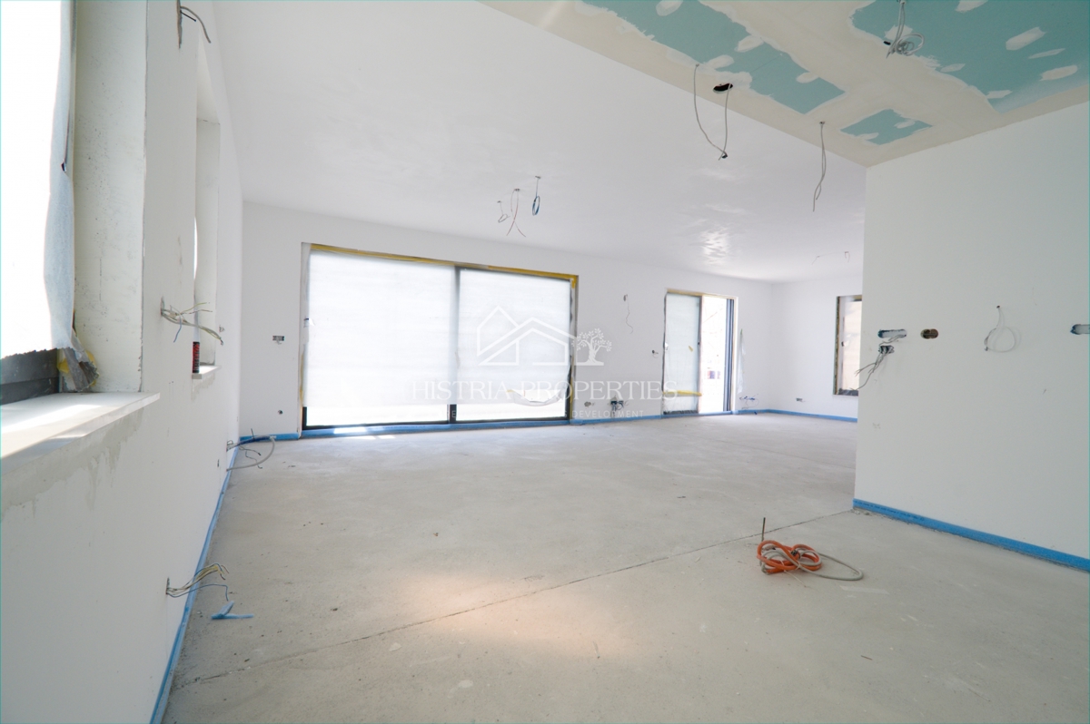 Fantastično stanovanje v 1. vrsti do morja v kakovostni novogradnji z neprecenljivim razgledom