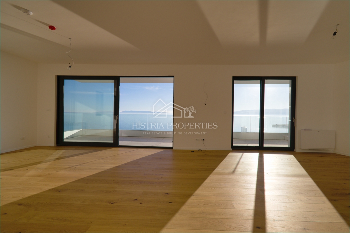 Fantastično stanovanje v 1. vrsti do morja v kakovostni novogradnji z neprecenljivim razgledom