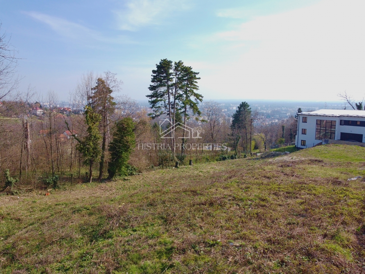 Zemljišče s pogledom na mesto Zagreb in plačanim komunalnim prispevkom