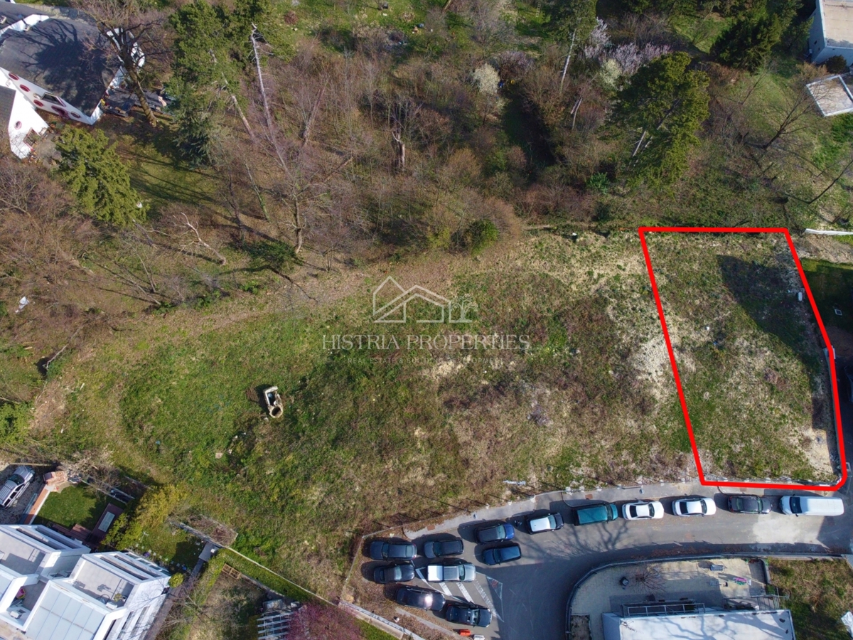 Zemljišče s pogledom na mesto Zagreb in plačanim komunalnim prispevkom