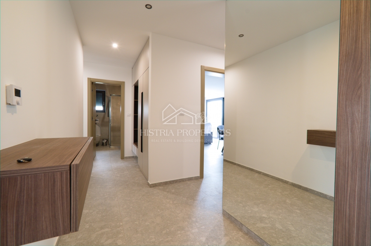 Privlačno stanovanje z dvema terasama, jacuzzijem in panoramskim razgledom v bližini morja