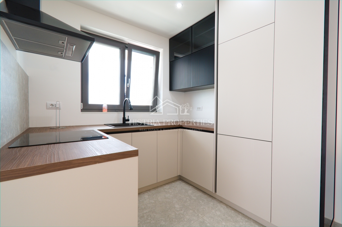 Privlačno stanovanje z dvema terasama, jacuzzijem in panoramskim razgledom v bližini morja