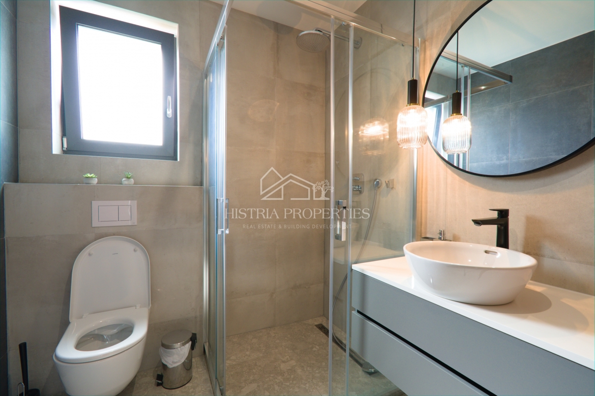 Privlačno stanovanje z dvema terasama, jacuzzijem in panoramskim razgledom v bližini morja