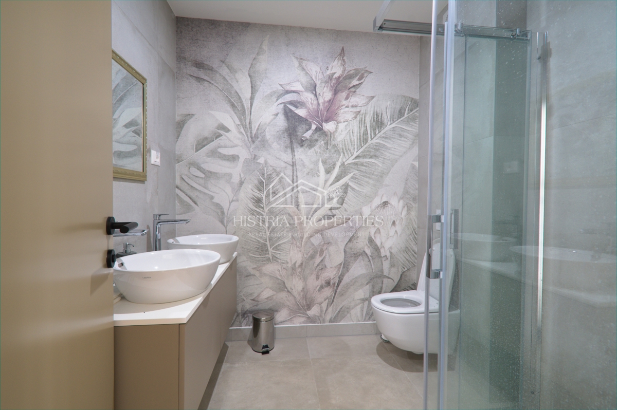 Privlačno stanovanje z dvema terasama, jacuzzijem in panoramskim razgledom v bližini morja