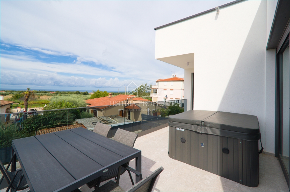 Privlačno stanovanje z dvema terasama, jacuzzijem in panoramskim razgledom v bližini morja