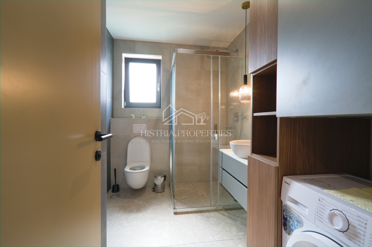 Privlačno stanovanje z dvema terasama, jacuzzijem in panoramskim razgledom v bližini morja