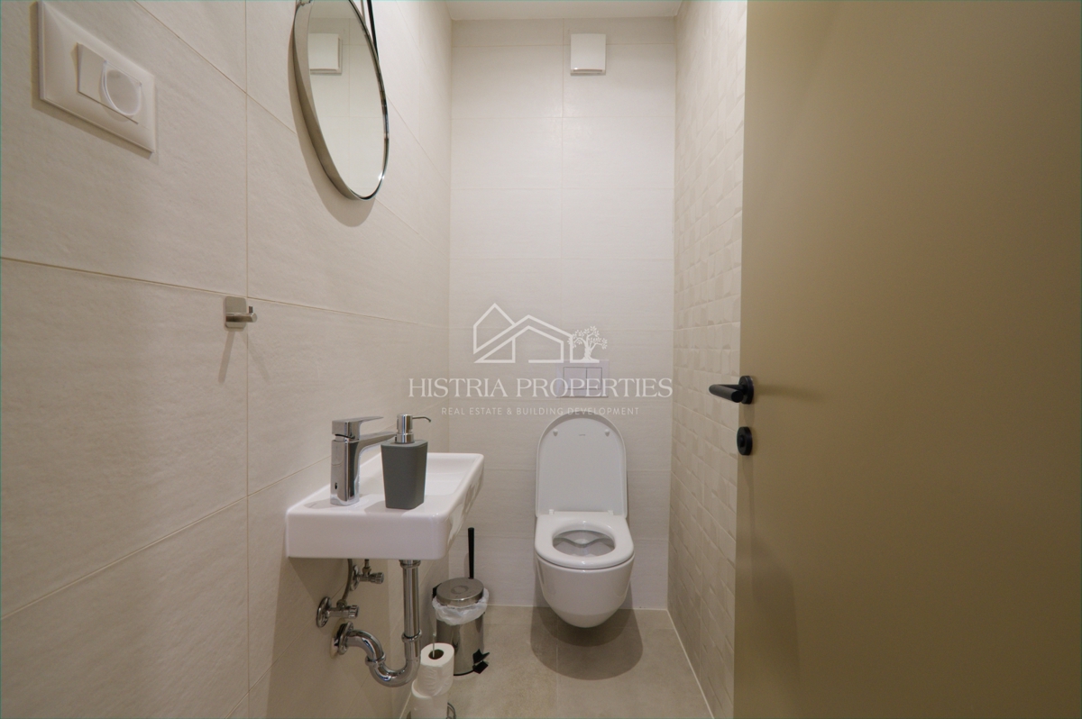 Privlačno stanovanje z dvema terasama, jacuzzijem in panoramskim razgledom v bližini morja