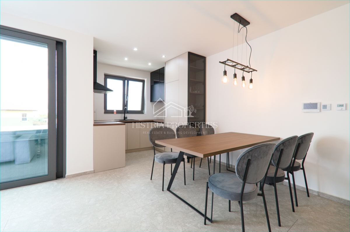 Privlačno stanovanje z dvema terasama, jacuzzijem in panoramskim razgledom v bližini morja