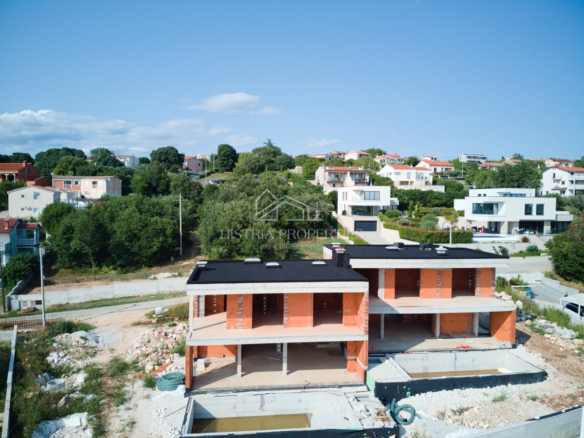 Razkošna vila z razgledom, ki napolni dan, v pomirjujočem okolju