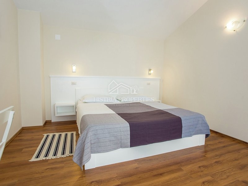 Opremljena hiša z bazenom 9 km od Poreča