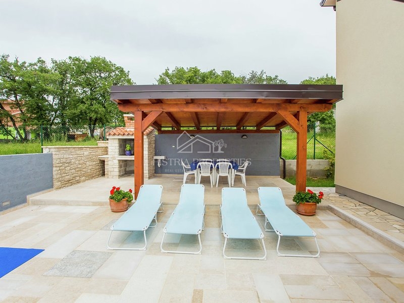 Opremljena hiša z bazenom 9 km od Poreča