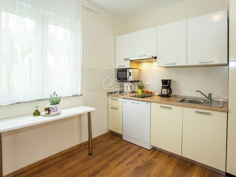 Opremljena hiša z bazenom 9 km od Poreča