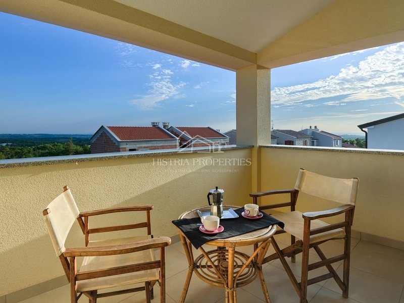 Opremljena hiša z bazenom 9 km od Poreča