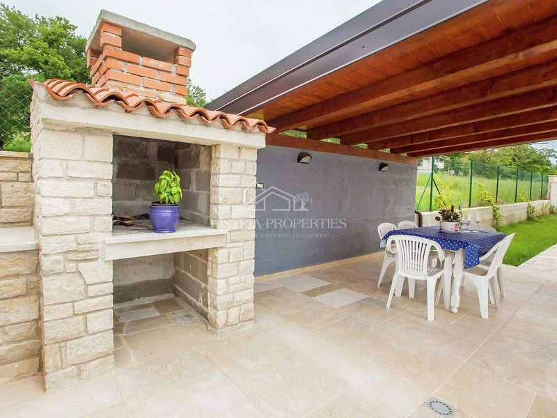 Opremljena hiša z bazenom 9 km od Poreča