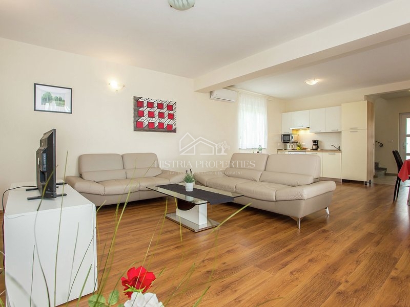 Opremljena hiša z bazenom 9 km od Poreča